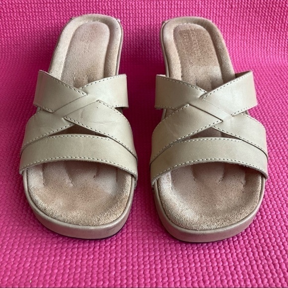 Liz Claiborne Flex  sandals Tan Women's  7m - Picture 2 of 8